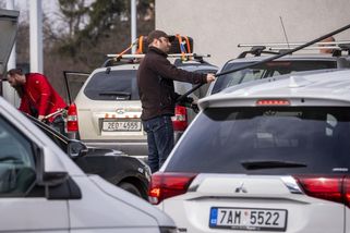 Ministerstvo financí: Čerpací stanice od začátku bojů v Íránu marže postupně snižují - Novinky